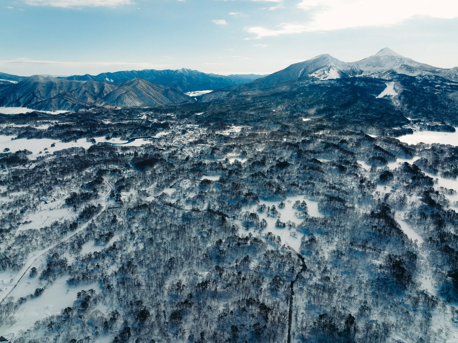 空から見た磐梯山と桧原湖